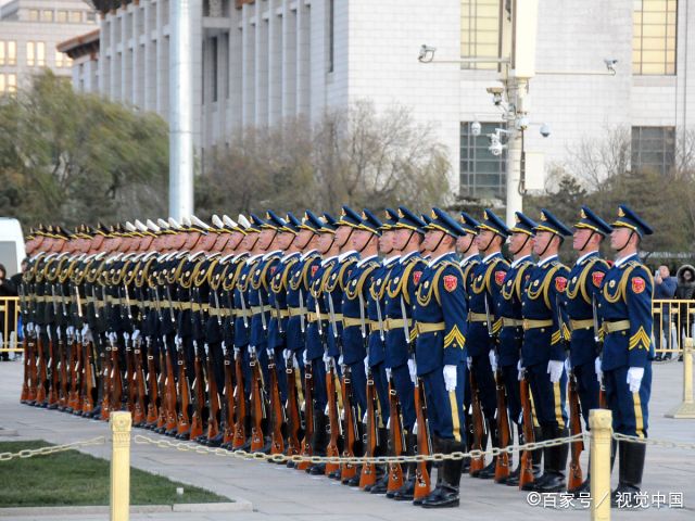 實拍天安門降旗儀式,寒風凜冽中解放軍儀仗隊英姿颯爽,震撼人心